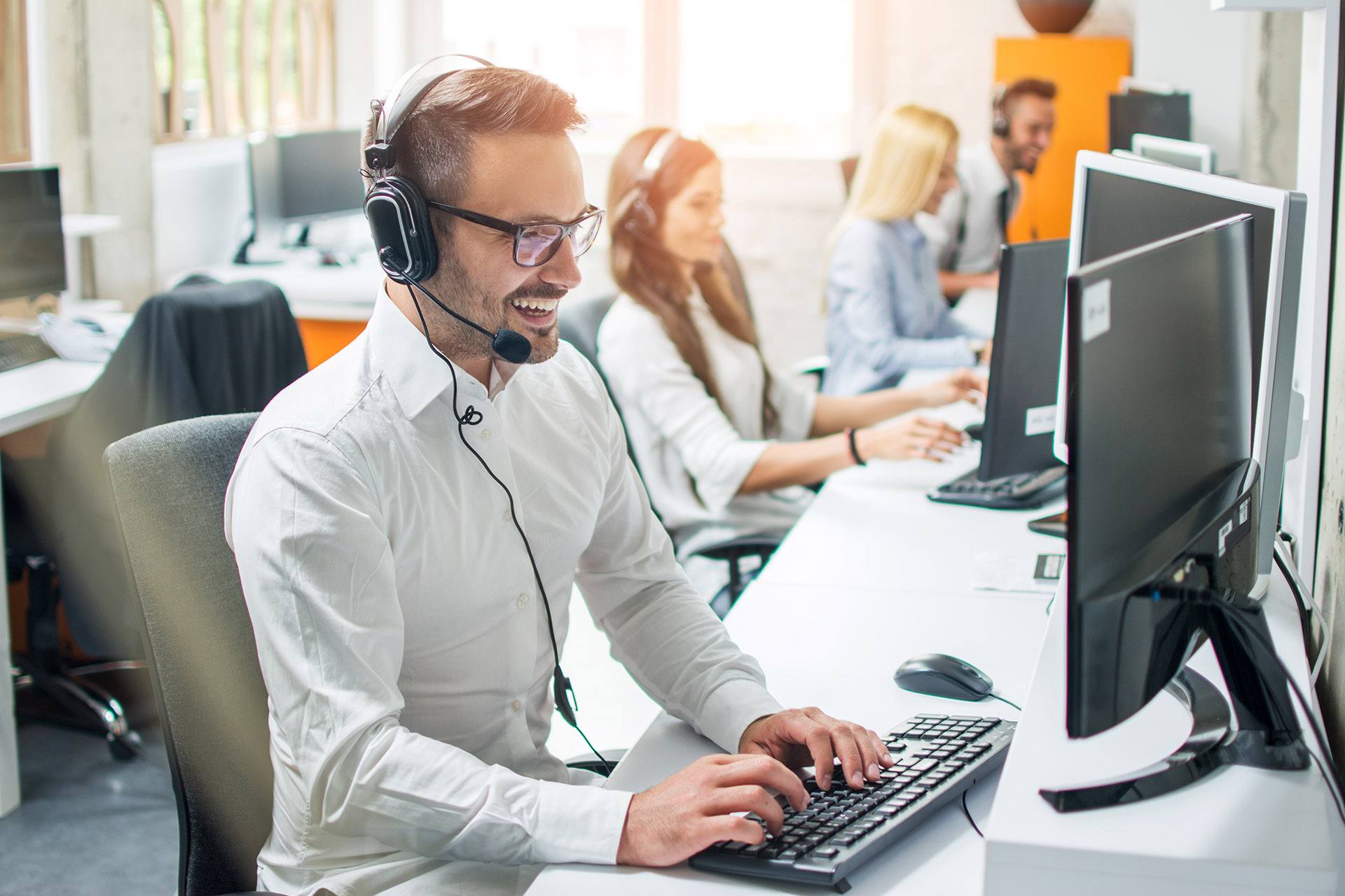Young,Male,Technical,Support,Dispatcher,In,Call,Center